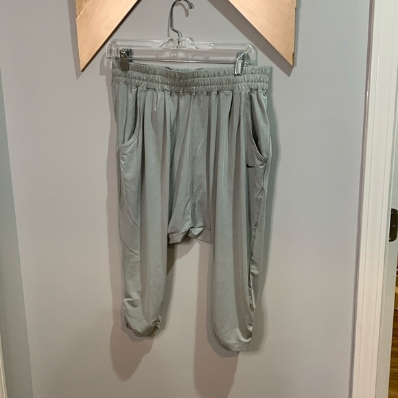 Gray Nike dri-fit training capris size medium - Picture 1 of 6